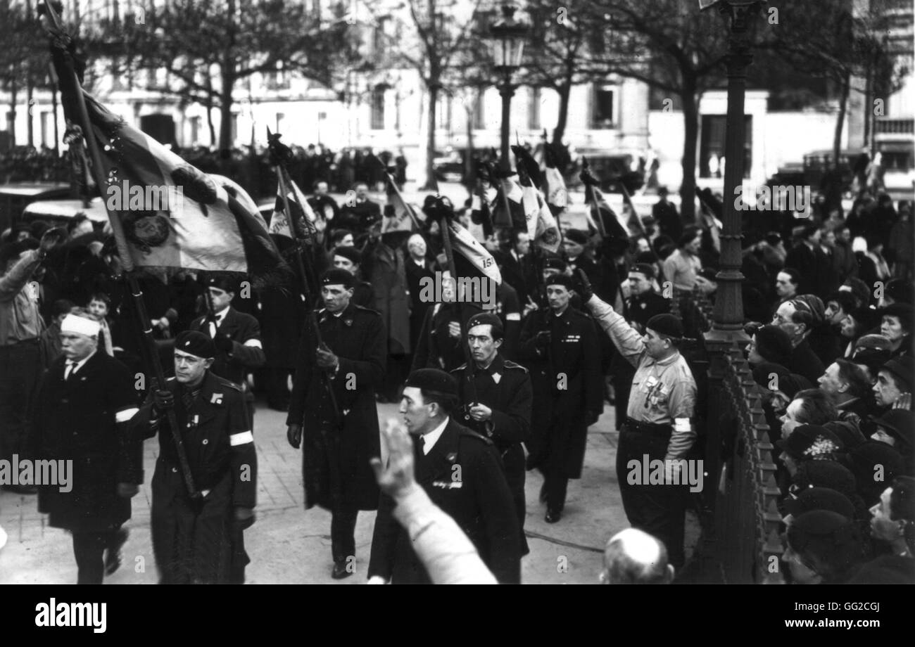 Sfilata dei gruppi 'Solidarité française " (solidarietà francese), "Jeunesses patriotes' (Gioventù patriottica), "Croix de feu", "Camelots du Roi' (militante royalist gruppi) di Parigi, Francia Febbraio 1934 Foto Stock