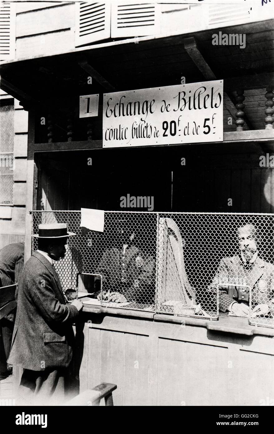 Modifica di cambiali in una banca a luglio 1914 Francia, la Prima Guerra Mondiale Foto Stock