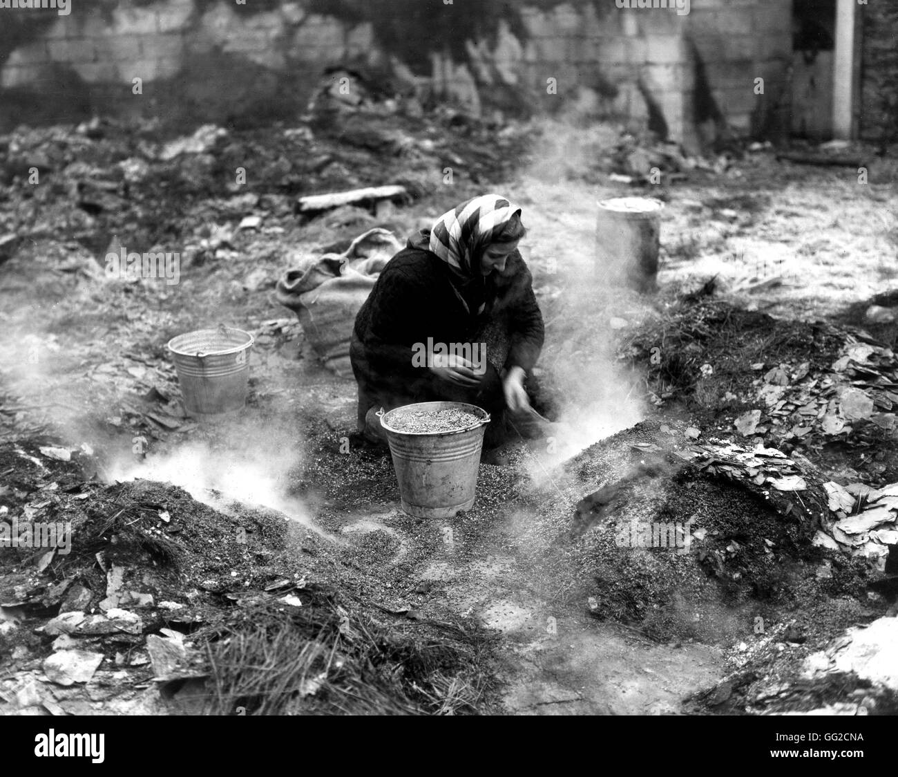 Donna belga il prelievo di cereali in un granaio distrutto 1944 Belgio, la seconda guerra mondiale la guerra degli archivi nazionali, Washington Foto Stock