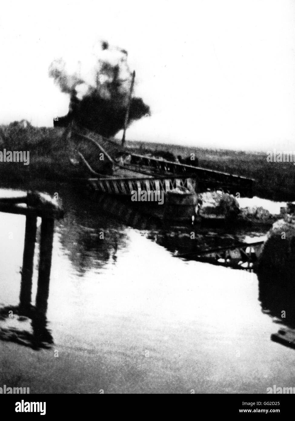 Nei pressi della città di Dixmude, distrutto il ponte ferroviario sul fiume Yser. Dietro, i bombardamenti sulla trincea tedesca Settembre 24, 1915 il Belgio - I Guerra Mondiale B.D.I.C. Foto Stock