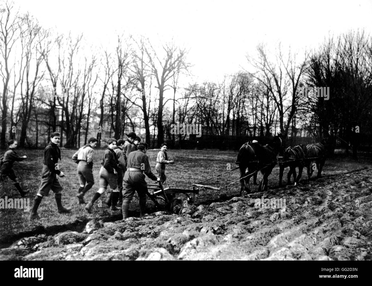 Scout a coltivare i campi nel l'île de Puteaux Marzo 1917 Francia - La Prima Guerra Mondiale Foto Stock