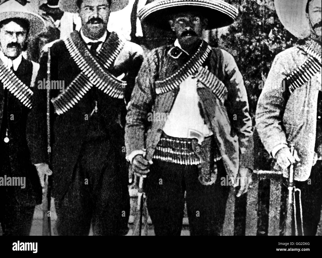 Francisco Villa e i suoi compagni compagni, armati fino ai denti, durante i giorni decisivi della rivoluzione, nel nord della Repubblica 1910 Messico Foto Stock