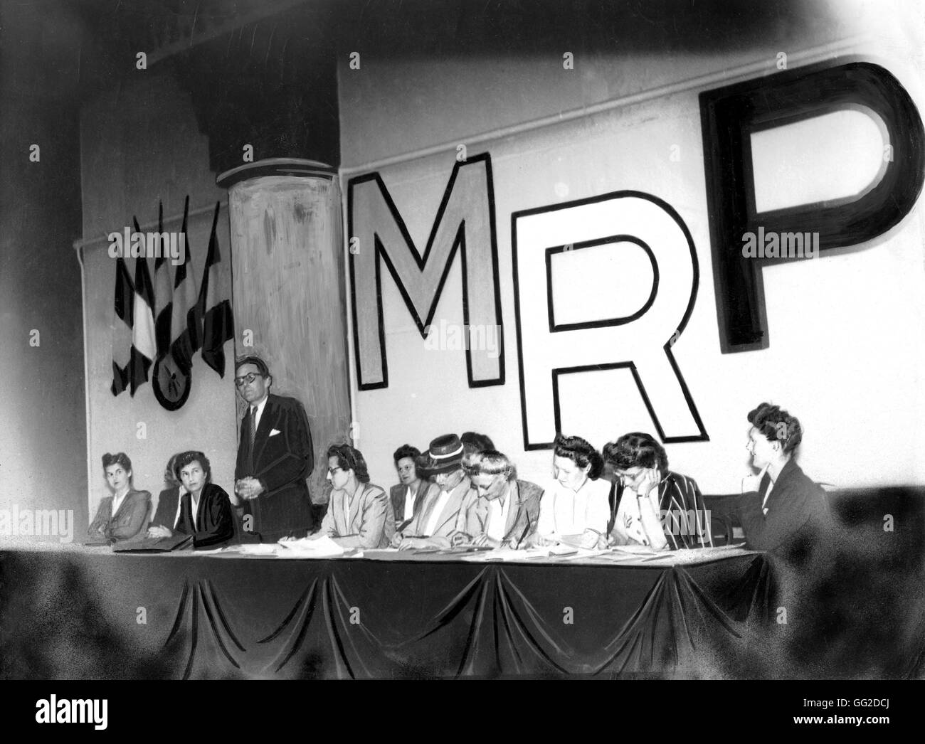 Maurice Schumann e le donne dalla MRP (popolare Movimento Repubblicano) su di Schuman lato sinistro, Onorevole Francisque (con il cappello), la moglie del la democrazia cristiana leader 1946 Francia Foto Stock