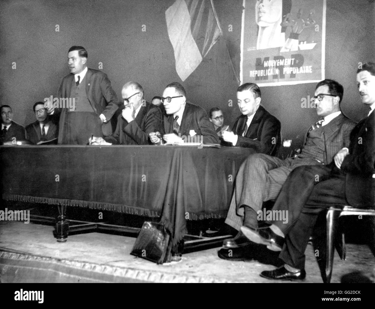 Consiglio nazionale del MRP (popolare Movimento Repubblicano) G. Bidault, Maurice Schumann, A. Coste-Floret (in piedi) 1946 Francia Foto Stock