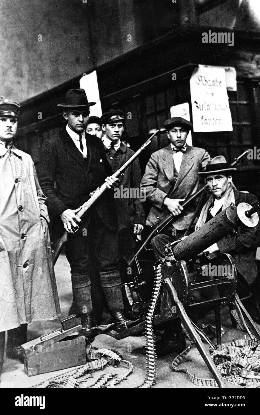 La Repubblica Sovietica di Monaco di Baviera: rivoluzionaria uomini bloccando la stazione ferroviaria ingresso Gennaio 1919 Germania - Rivoluzione Spartacist Foto Stock