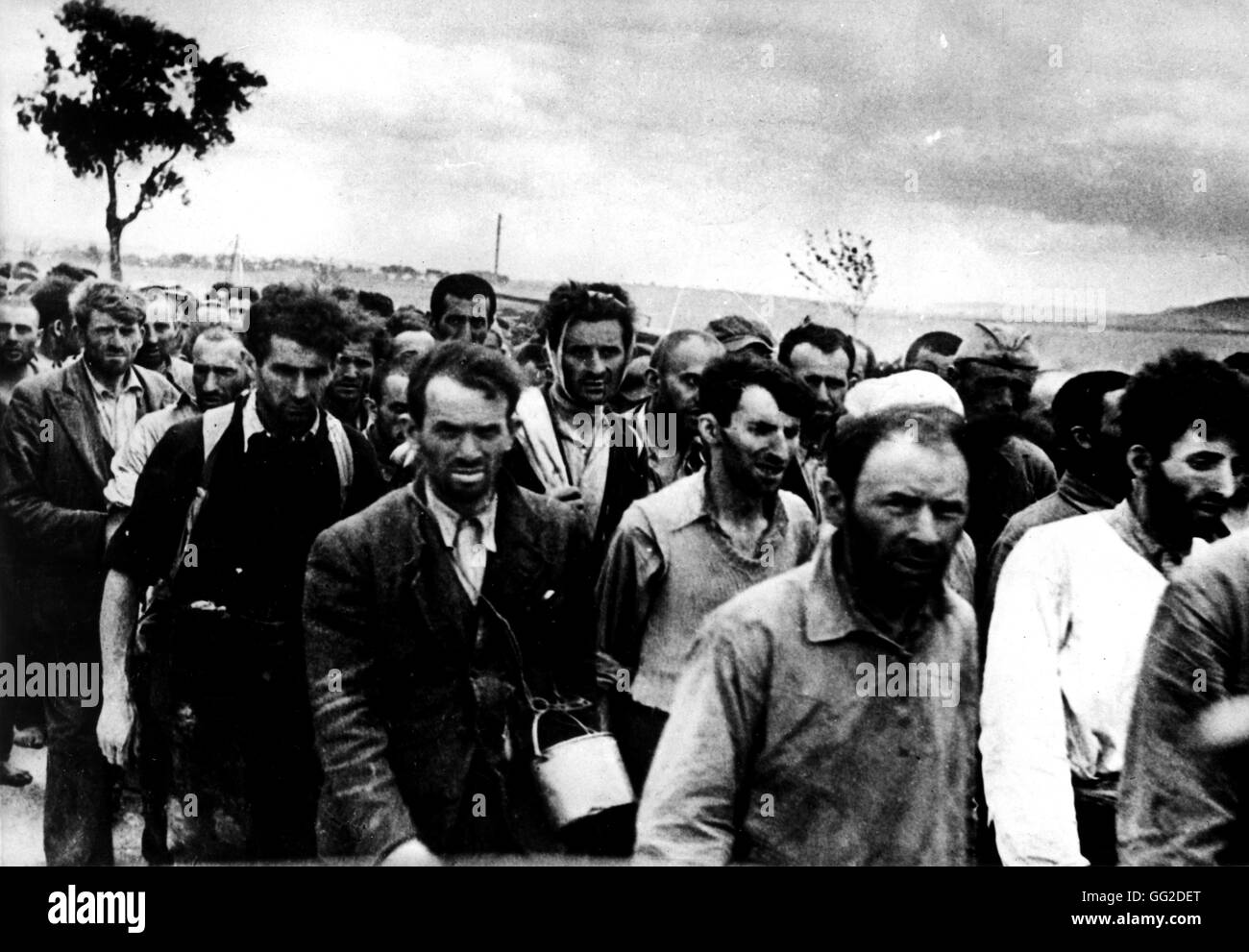 Gli ebrei sul modo in un campo di concentramento 1941 Russia - II Guerra Mondiale di Parigi. Biblioteca nazionale Foto Stock