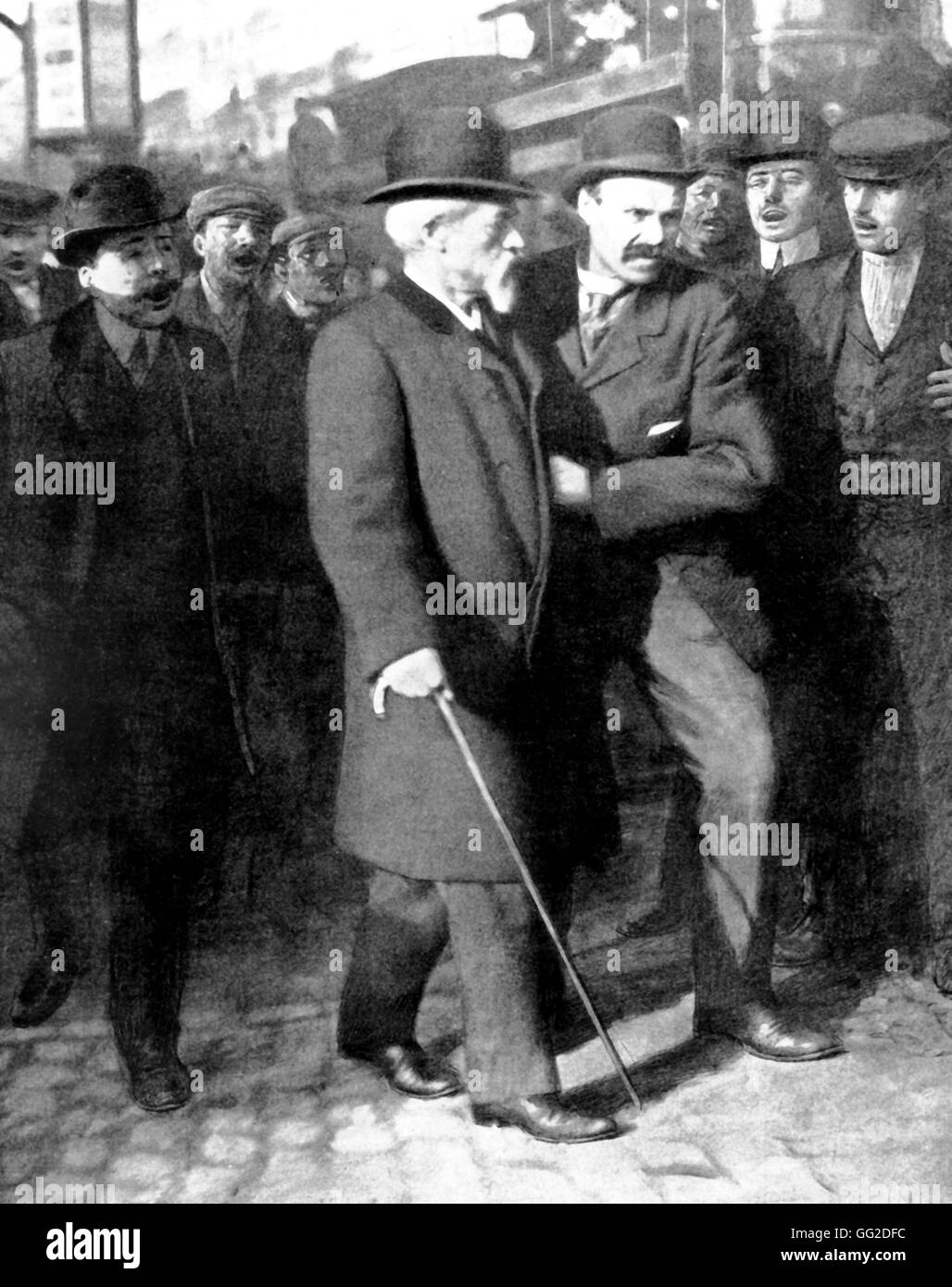 Manifestazione a favore del riposo settimanale: il prefetto di polizia Signor Lepine essendo spinto da manifestanti Gennaio 1907 Francia Foto Stock