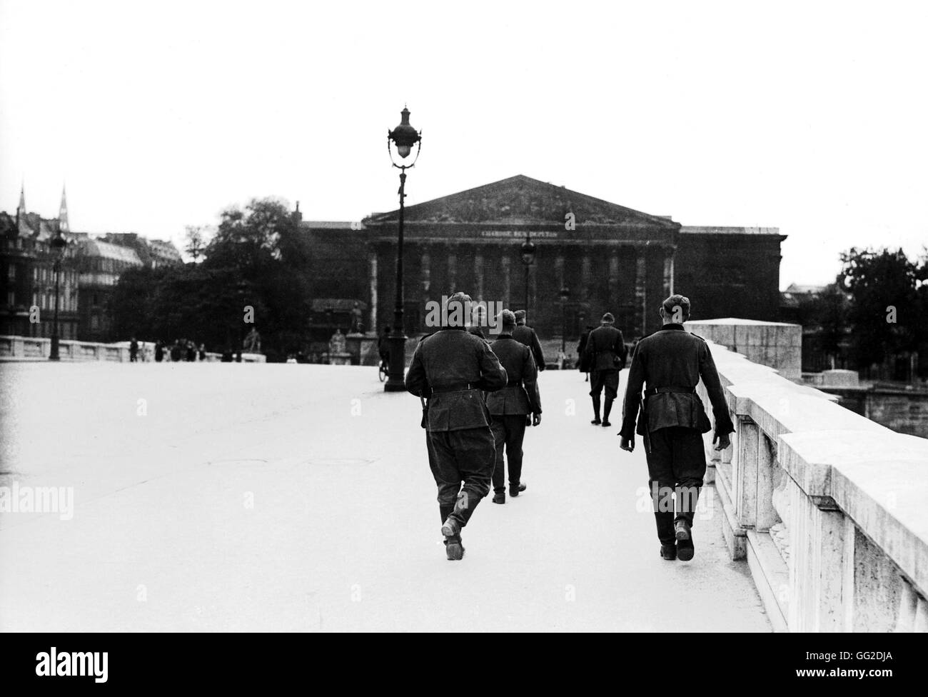 I soldati tedeschi camminando sul ponte della Concorde a Parigi dal giugno, 14 a 17, 1940 La II Guerra Mondiale - Francia Foto Stock