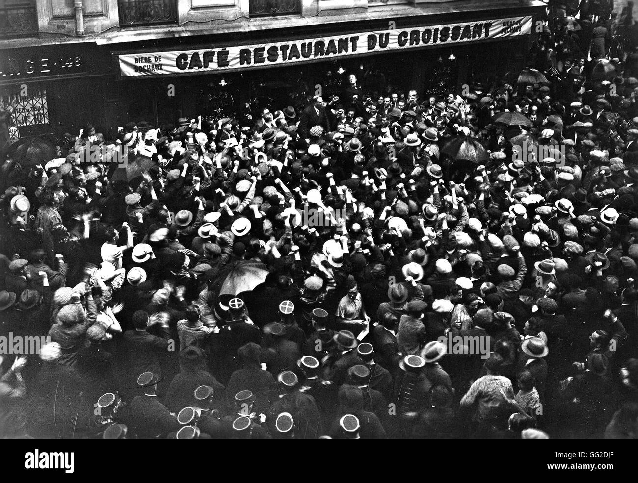 Anniversario di Jean Jaurès assassinio: una folla di persone raccolte nella parte anteriore del café du Croissant Luglio 1934 Francia Parigi. Bibliothèque nnationale Foto Stock