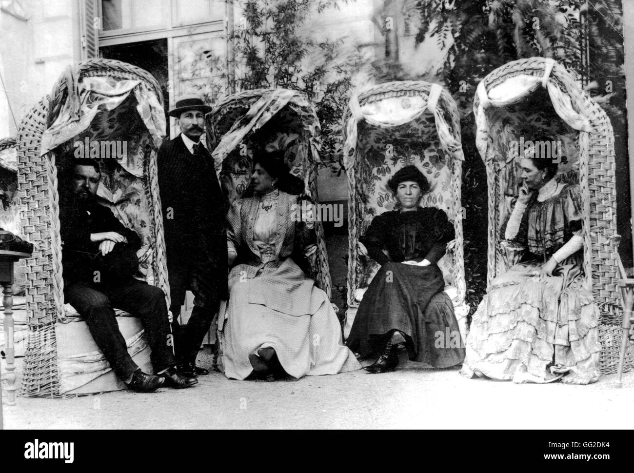 Le persone aventi un periodo di riposo dopo aver preso le acque al Chatel-Guyon circa 1900 Francia Foto Stock