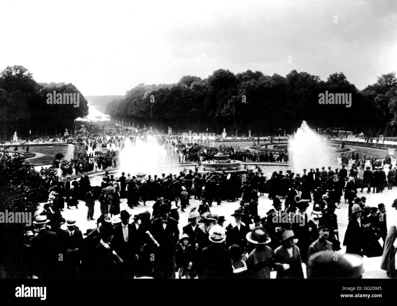 Trattato di Versailles: folla raccolta nel parco di Versailles mentre statisti di firmare il trattato di pace Giugno 1919 Francia Foto Stock