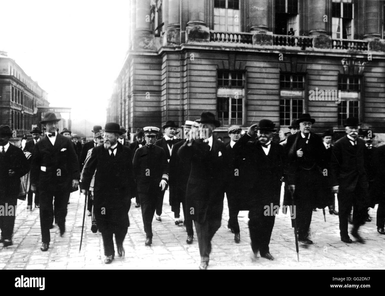 Wilson e Clemenceau (al centro dell'immagine) dopo aver firmato il Trattato di Versailles Giugno 1919 Francia Foto Stock