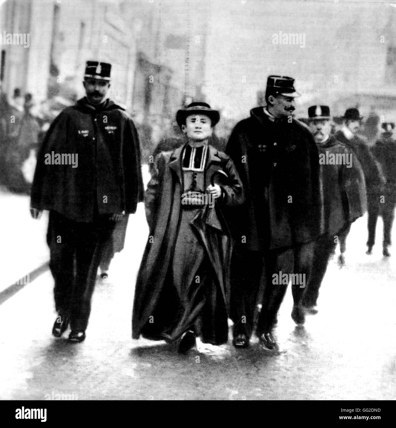 La separazione tra Stato e Chiesa: l'inventario dei beni della Chiesa sacerdote arrestato davanti la chiesa Saint-Pierre-du-Gros-Caillou a Parigi Dicembre 1906 Francia Foto Stock