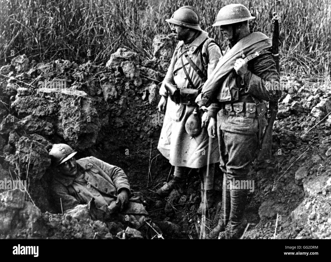 Vicino a Beaurepaire, soldato francese giacente in un foro ricavato da un guscio e di essere salvato dai francesi e soldati americani 1917 Francia - La Prima Guerra Mondiale Foto Stock