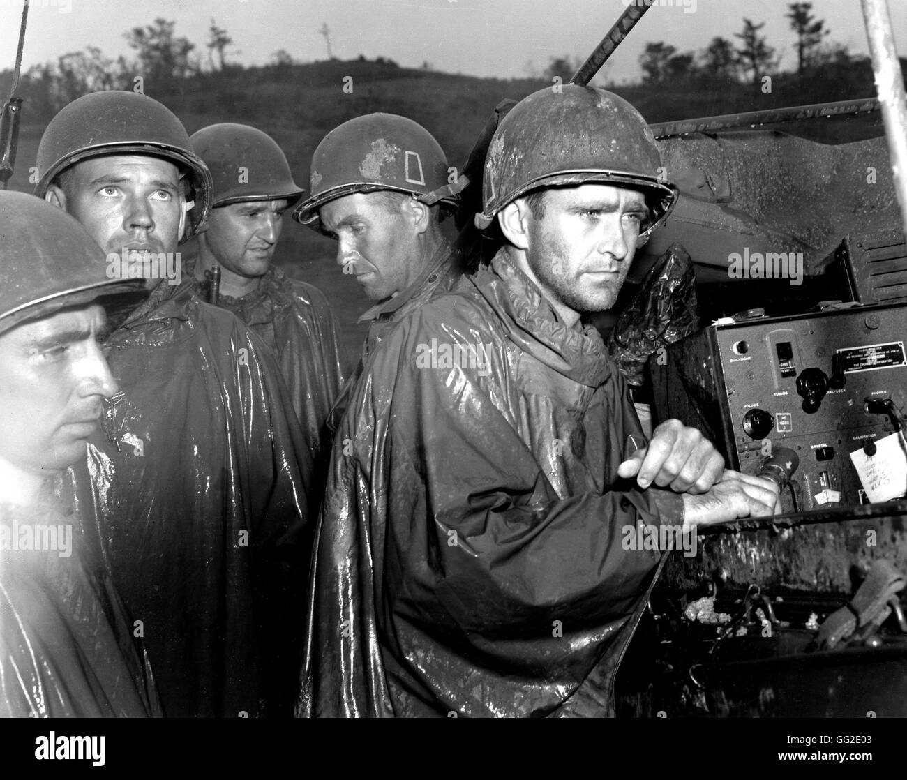 La guerra del Pacifico Okinawa 'Death Valley". Noi soldati del 77th divisione di fanteria, imparando la resa della Germania del 8 maggio 1945, sulla radio. Maggio 10, 1945 il Giappone - la II Guerra Mondiale degli archivi nazionali, Washington Foto Stock