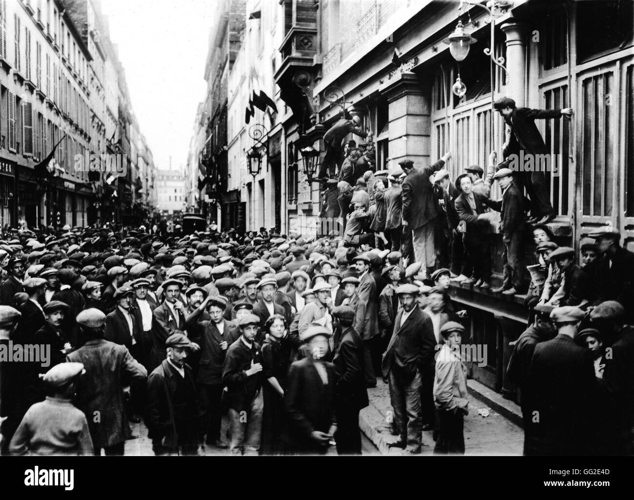 La folla in attesa di una edizione speciale quotidiano di Parigi Agosto 1914 Francia, la Prima Guerra Mondiale Foto Stock