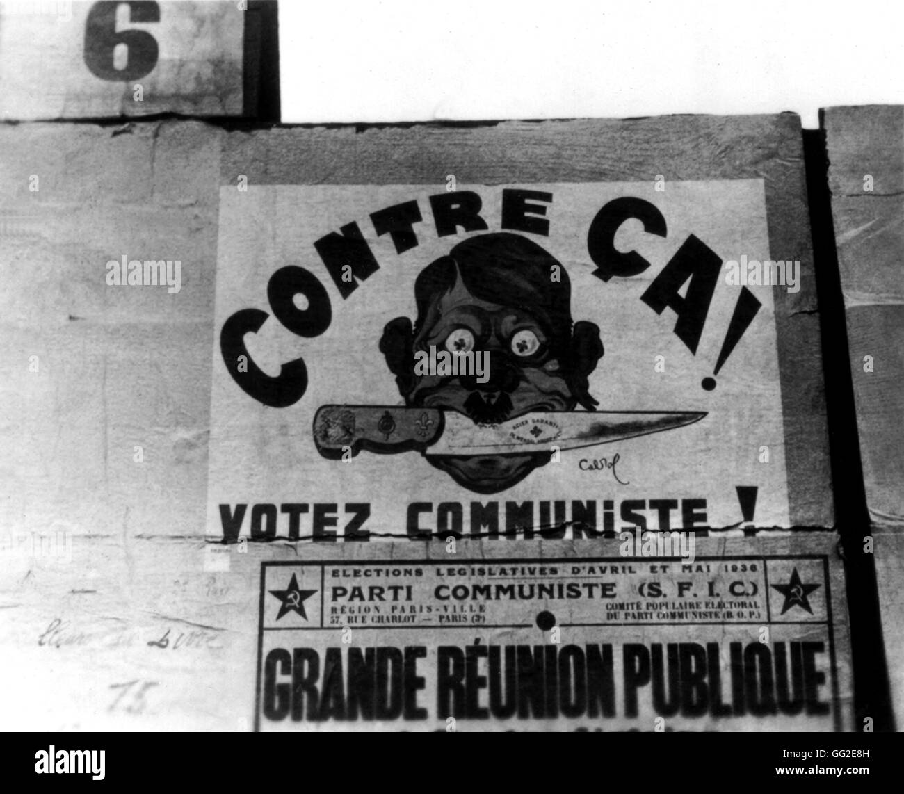 Manifesto elettorale del partito comunista francese contro il fascismo (realizzato da Hitler tenendo un coltello da macellaio in suo denti). 1936 Foto Stock