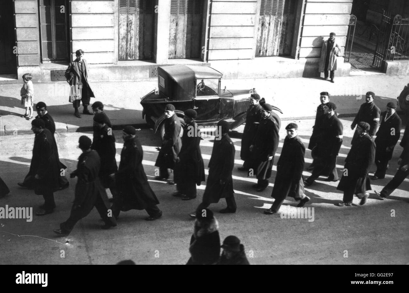 Sfilata dei gruppi 'Solidarité française " (solidarietà francese), "Jeunesses patriotes' (Gioventù patriottica), "Croix-de-feu', 'Camelots du Roi' (militante royalist gruppi) di Parigi, Francia Febbraio 1934 Foto Stock