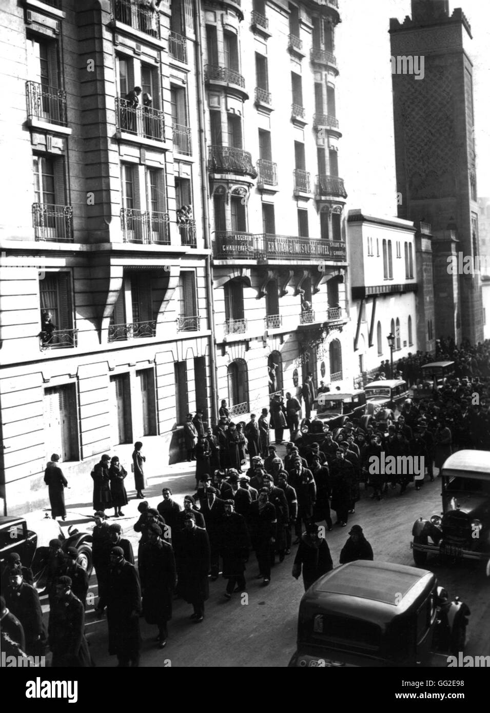 Sfilata dei gruppi 'Solidarité française " (solidarietà francese), "Jeunesses patriotes' (Gioventù patriottica), "Croix-de-feu', 'Camelots du Roi' (militante royalist gruppi) di Parigi, Francia Febbraio 1934 Foto Stock