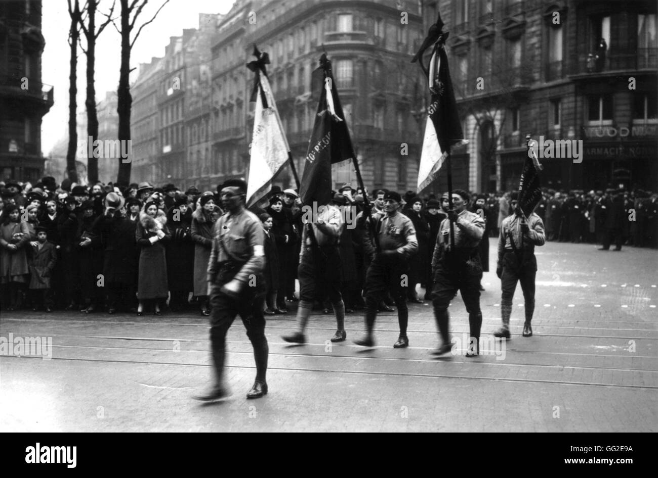 Sfilata dei gruppi 'Solidarité française " (solidarietà francese), "Jeunesses patriotes' (Gioventù patriottica), "Croix-de-feu', 'Camelots du Roi' (militante royalist gruppi) di Parigi, Francia Febbraio 1934 Foto Stock