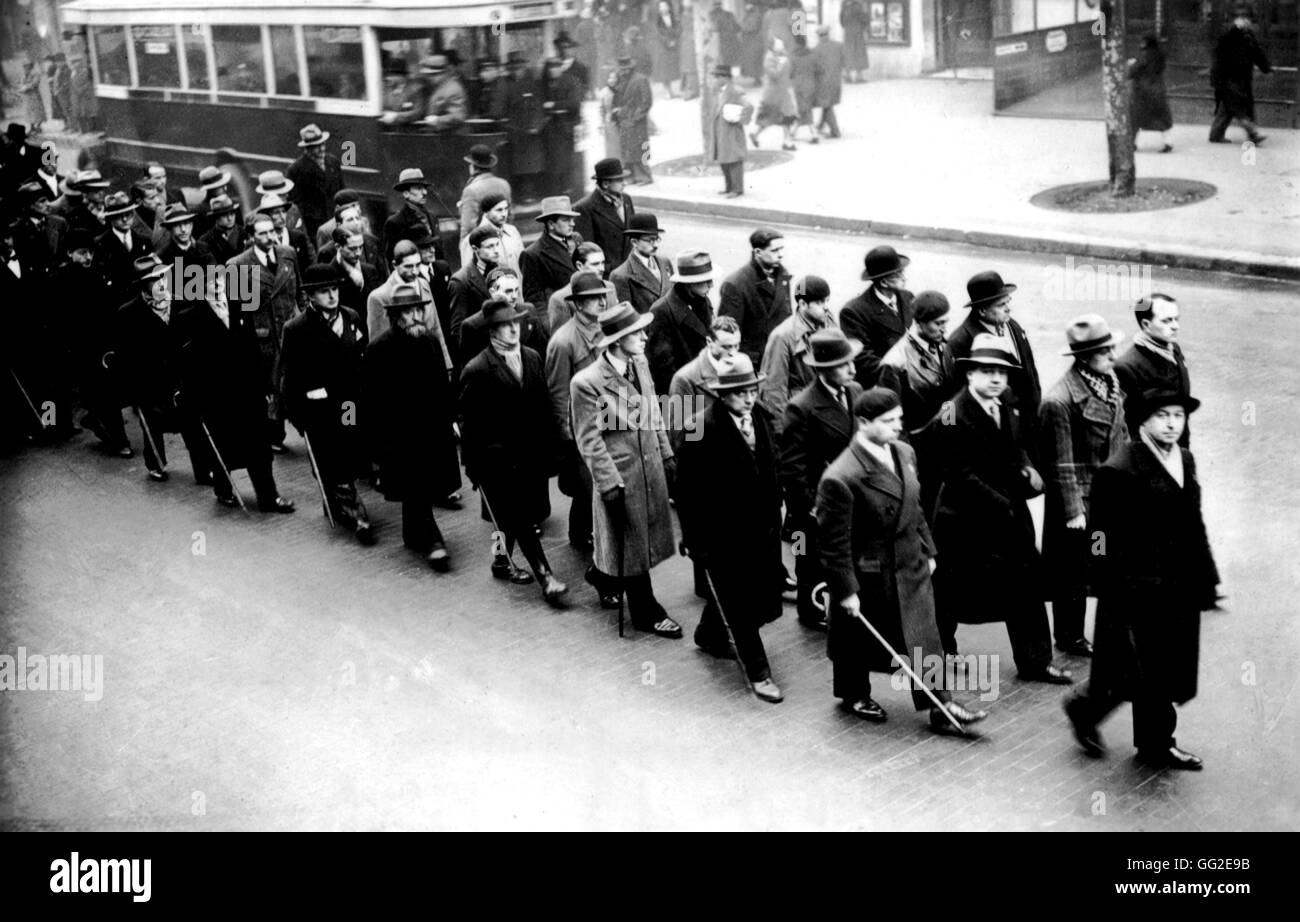 Sfilata dei gruppi 'Solidarité française " (solidarietà francese), "Jeunesses patriotes' (Gioventù patriottica), "Croix-de-feu', 'Camelots du Roi' (militante royalist gruppi) di Parigi, Francia Febbraio 1934 Foto Stock