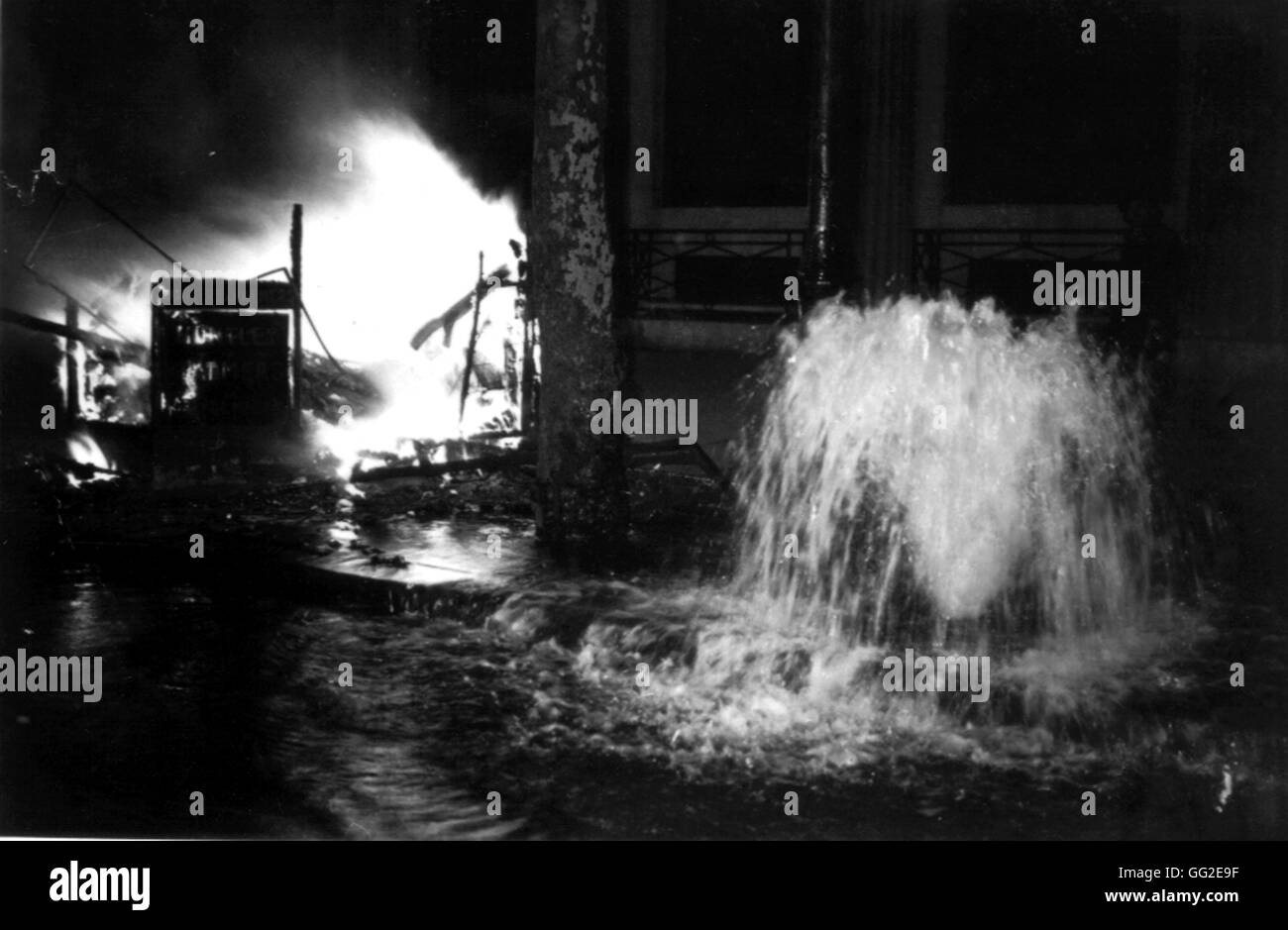 Disordini a Parigi, edicola sul fuoco . Febbraio 1934 Foto Stock