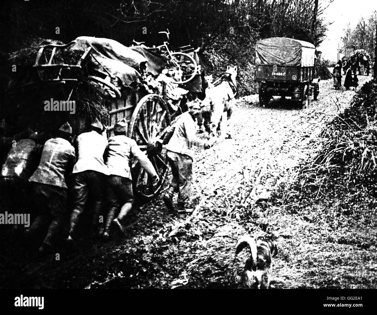 Persone che fuggono l'invasione tedesca, Somme, 1918 1918 Francia, la Prima Guerra Mondiale Foto Stock