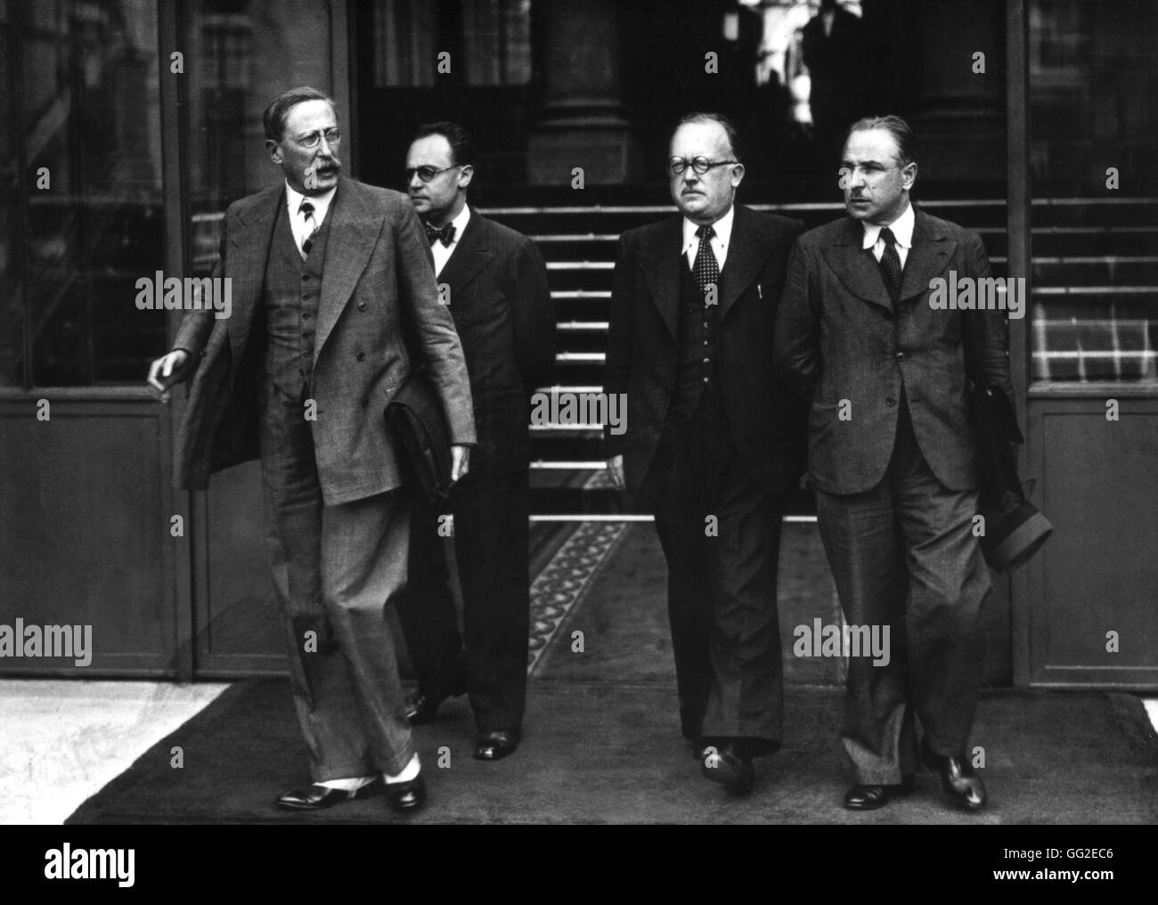 Il presidente del Fronte Popolare Léon Blum, Pierre Cot e Vincent Auriol lasciando il Palais de l'Elysée di Parigi , il 13 agosto 1936. Foto Stock
