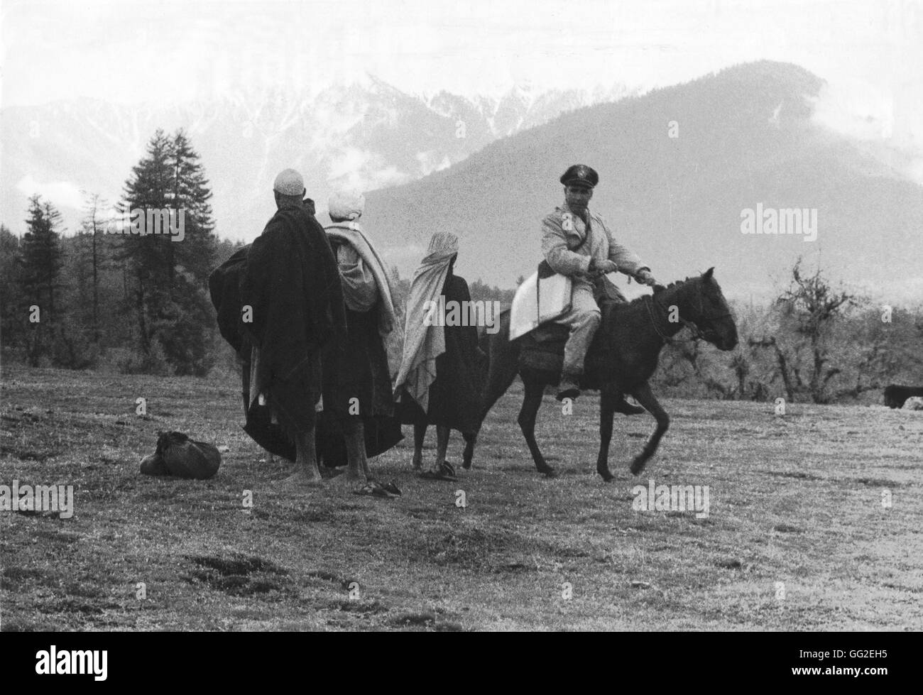 Kashmir - 1955 un funzionario uruguayano, membro dell'U.N. Osservazione militare Gruppo in India e Pakistan, il pattugliamento a cavallo lungo il Kashmir cessate il fuoco linea. U.N. Foto Stock