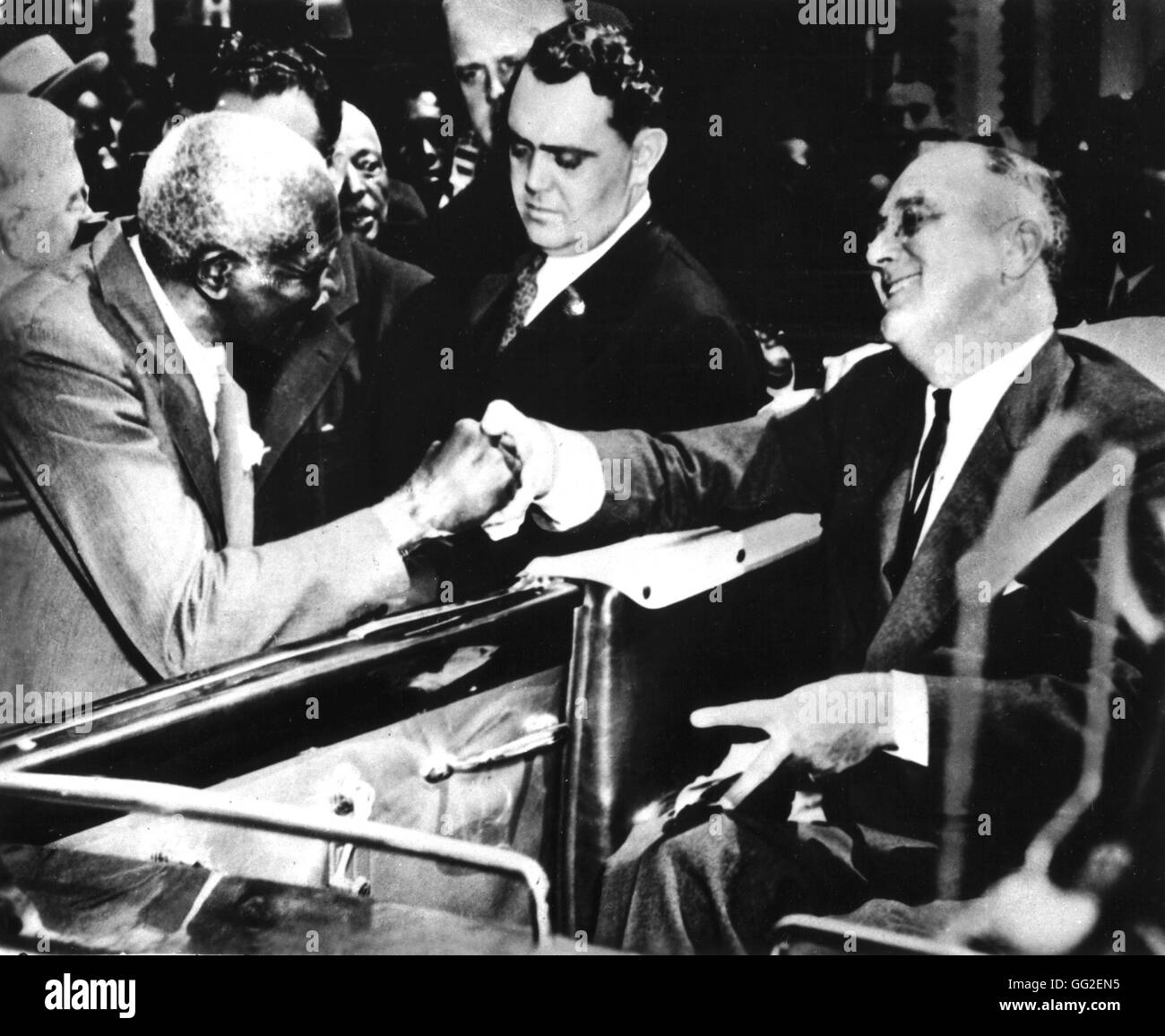 A Tuskegee Institute, un nero scuola fondata da Booker T. Washington, Roosevelt si stringono le mani con il professor G.W. Carver, un eminente scienziato nel campo dell'agricoltura. c.1935 Stati Uniti Foto Stock