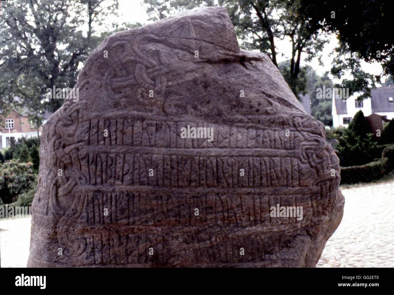 Pietra runica destinati al culto degli antenati . Il primo esempio di scrittura danese: "Re Harald aveva la pietra eretto in memoria di suo padre, Gorm' 983 Danimarca Danimarca. Jelling Foto Stock