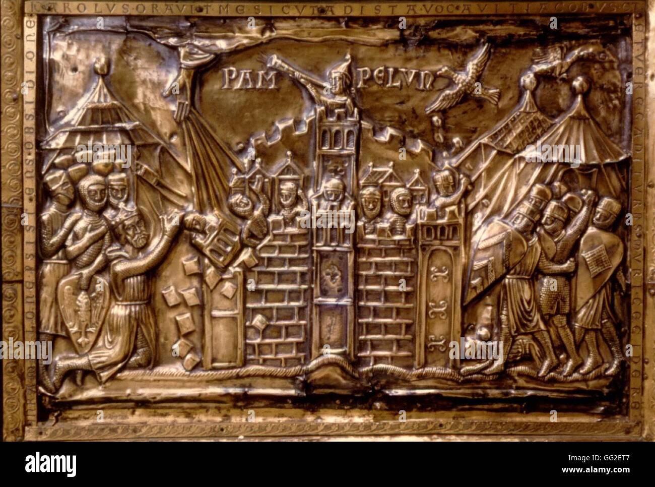 Aachen tesoro il reliquiario di Carlo Magno, ca. 1215. Dettaglio: l assedio di Pamplona. Medioevo Francia Germania / Cattedrale di Aachen Foto Stock
