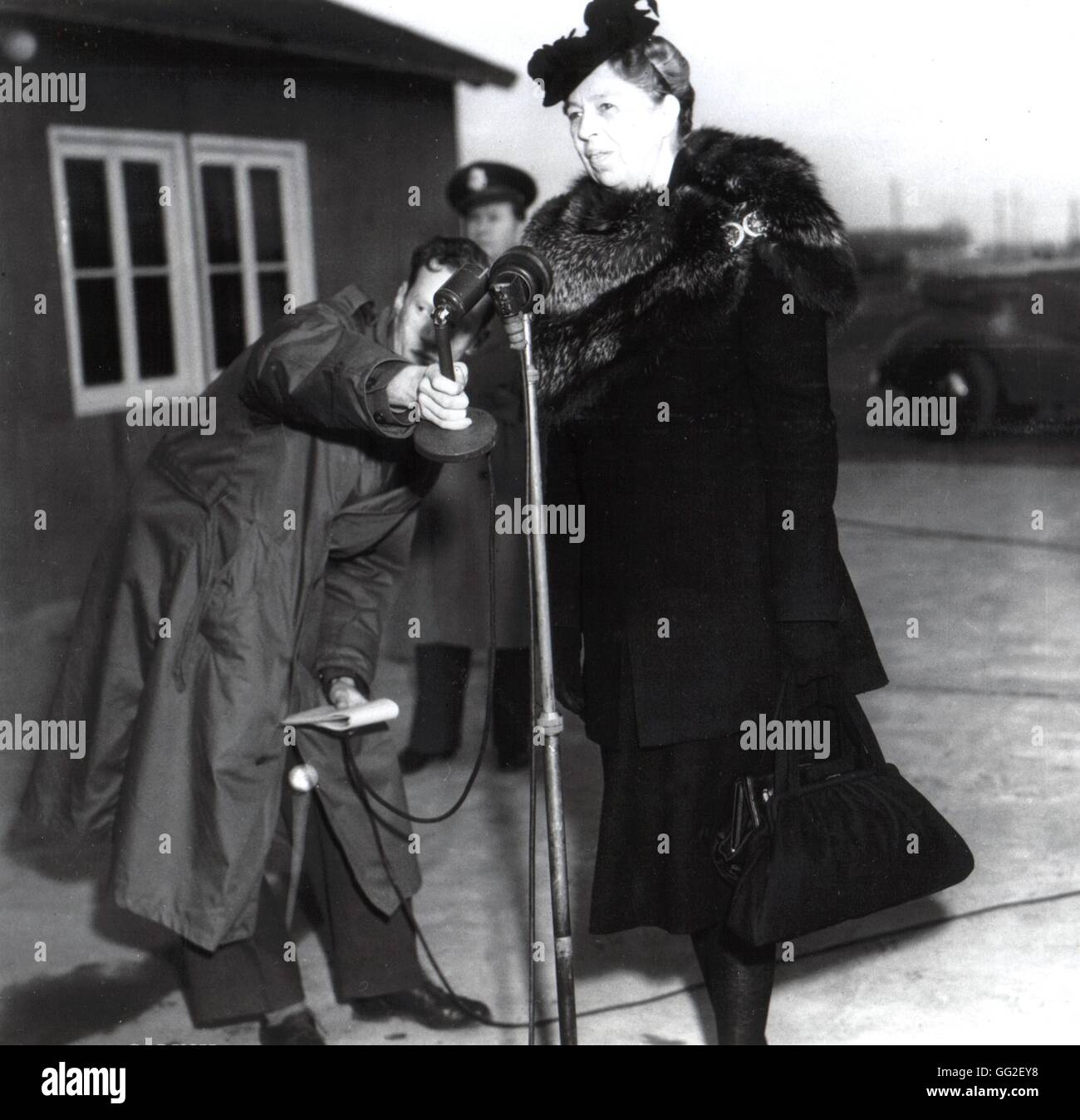 La signora Roosevelt arrivando a Eschbom, aeroporto di Francoforte, per una 3 giorni di tour nella zona di occupazione. 1945 Germania - Seconda Guerra Mondiale Foto Stock