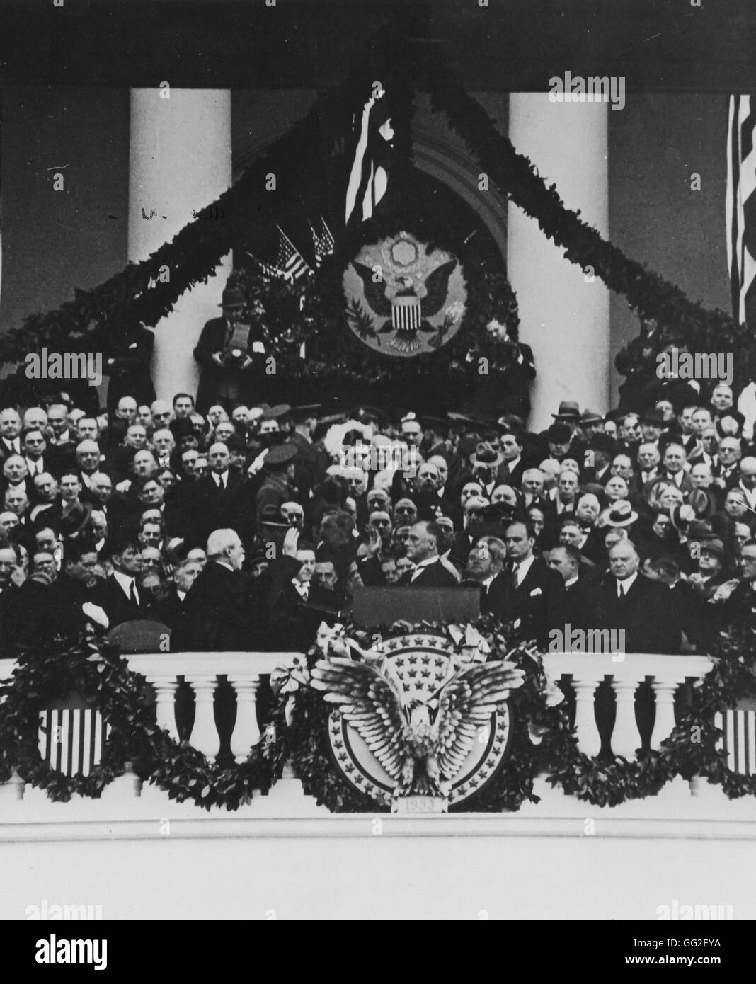 Franklin Delano Roosevelt tenendo il giuramento amministrato dal capo della giustizia, nella sala del Campidoglio, a Washington il 4 marzo 1933 Stati Uniti Foto Stock