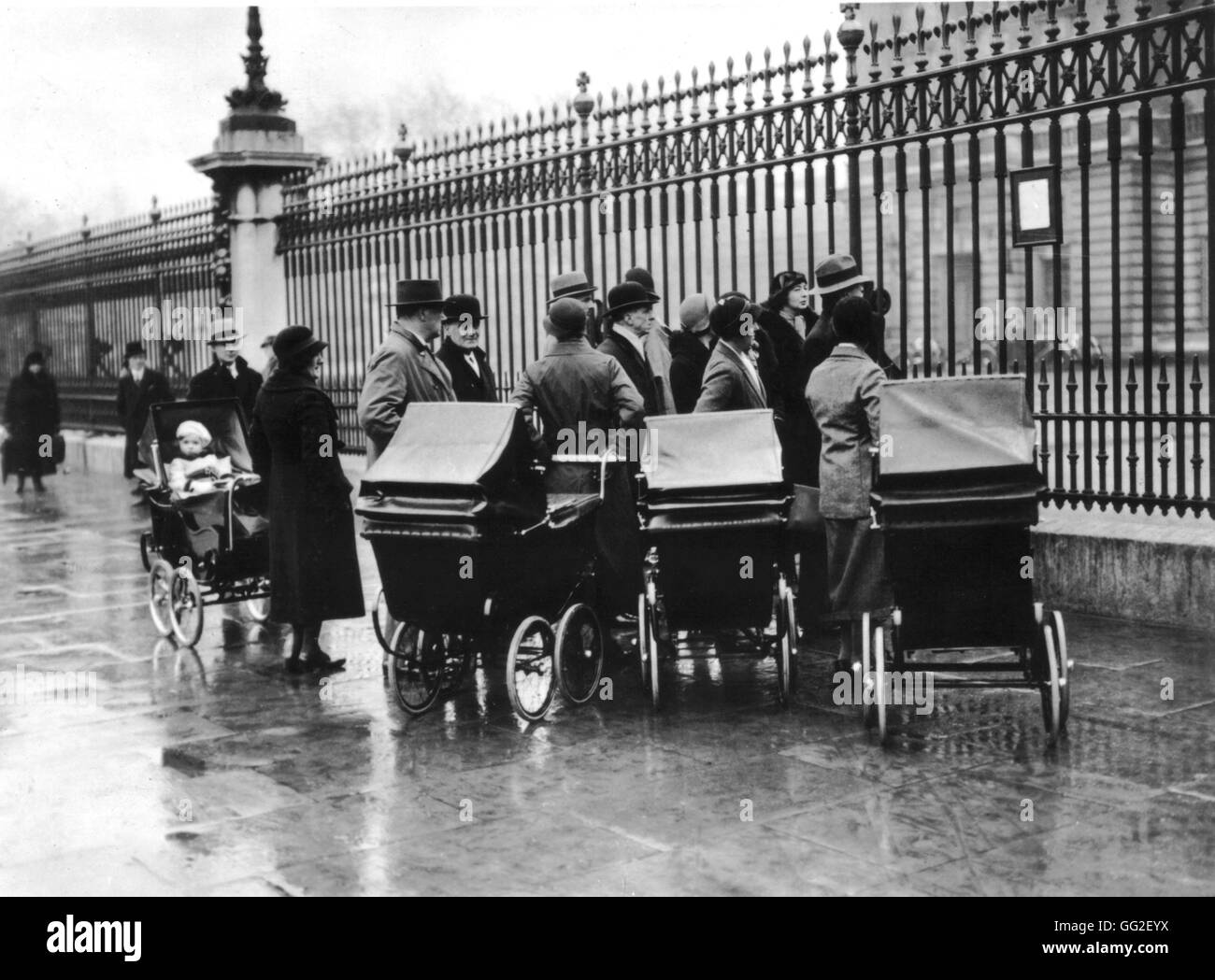 I cittadini britannici la raccolta di fronte a Buckingham Palace dopo l'annuncio della morte del re Giorgio V (gennaio 1936) Gran Bretagna Parigi. Bibliothèque nationale Foto Stock