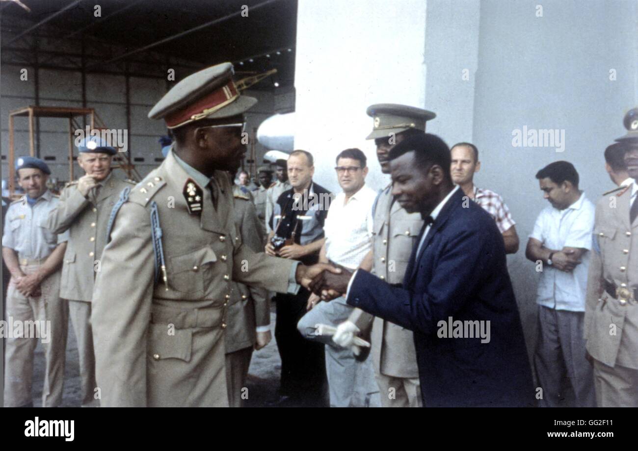 Generale Mobutu stringono le mani con Giuseppe Bundhe, Segretario di Stato per la difesa della Repubblica del Congo Novembre 1962 Congo Zaire - STATI UNITI Esercito Foto Stock