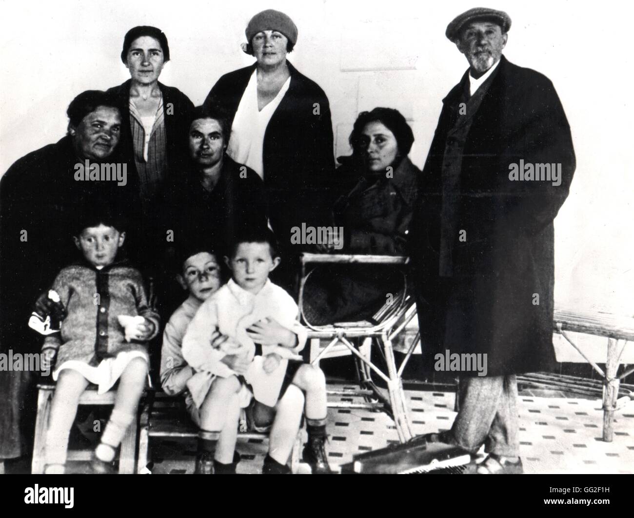 Dalla l. r., Stalin e Nadia i bambini, Svetlana e Basile. Udienza del Basile il giro, Svetlana Boukharine (Boukharine della figlia). Alle spalle di Svetlana, la cameriera, Alexandra. In piedi, la sorella-in-legge (dal primo matrimonio) Mariko e Maria Svani Foto Stock