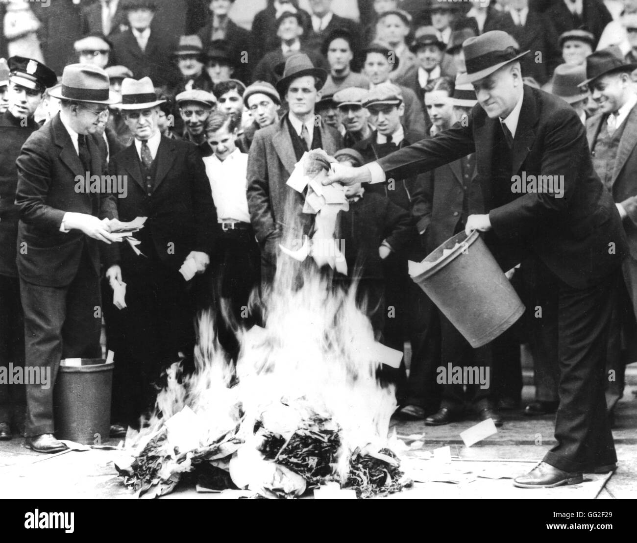 Città uomo del Consiglio, il sig. Barlow, e segretario del Tesoro, il sig. Jil Martin, bruciando 100.000 dollari di 'scrip denaro" (dopo le banche chiusura) aprile 1933 Stati Uniti archivi nazionali. Washington Foto Stock