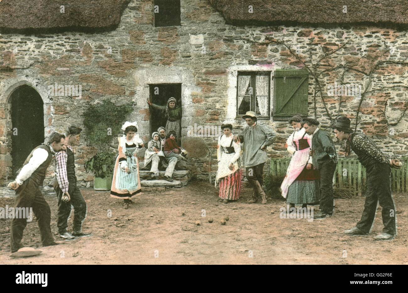 Una cartolina che rappresenta un gioco di bocce in un cortile intorno 1900 Francia Foto Stock