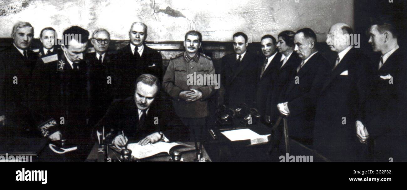 Firma di un trattato di amicizia e di cooperazione tra la Romania e U.R.S.S. Molotov firma. Dietro di lui, in piedi: Vichinsky, Pietro Groza, Stalin Georgiu Dsj, JUKA, Ana Pauker, Radcanu, Vladescu, Rakoasa febbraio 4,1948 U.R.S.S. Archivi nazionali. È stato Foto Stock