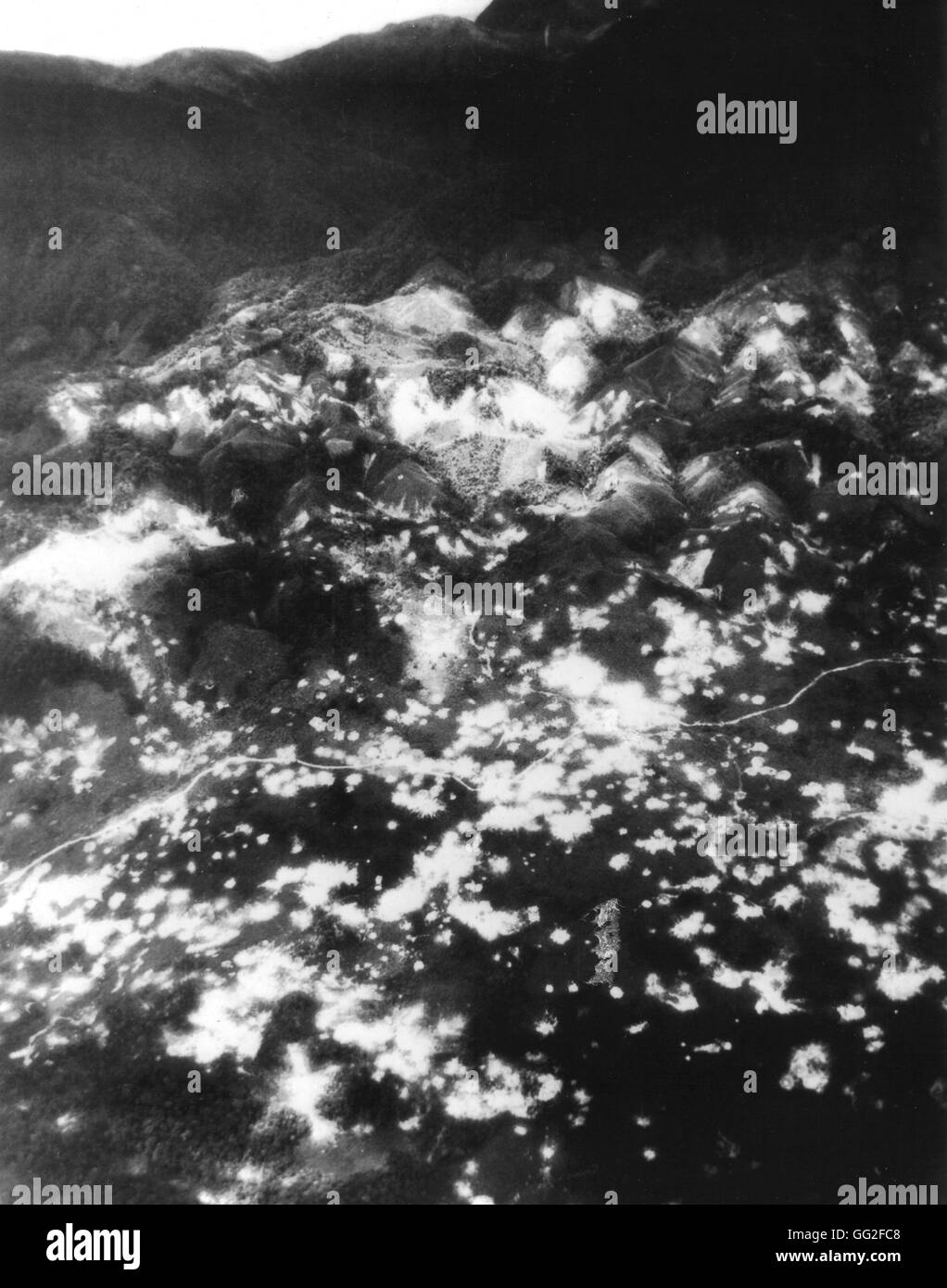 Negli altopiani circostanti un Shan Valley, a sud del Vietnam, crateri fatte da B-52 sono da vedere. Sul lato opposto della strada, autocarri è stato bombardato. Marzo 17, 1967 Guerra del Vietnam US Air Force foto Foto Stock