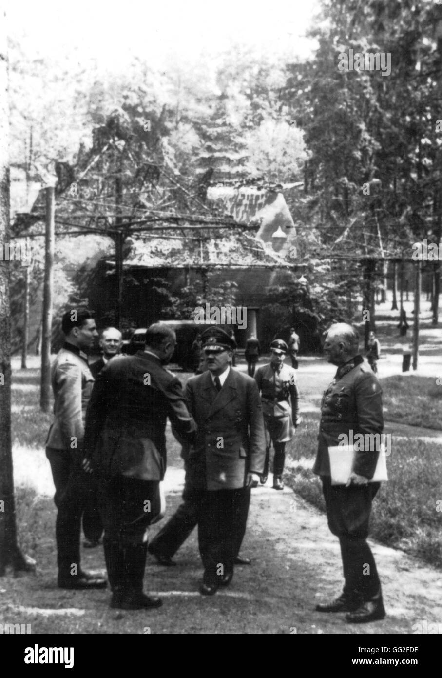 Prima del tentativo di assassinio contro Hitler. Stauffenberg, Puttkamer, Bodenschatz, Hitler, Keitel davanti al palazzo dove la bomba esploderà. Luglio 20, 1944 Germania - Seconda Guerra Mondiale Foto Stock