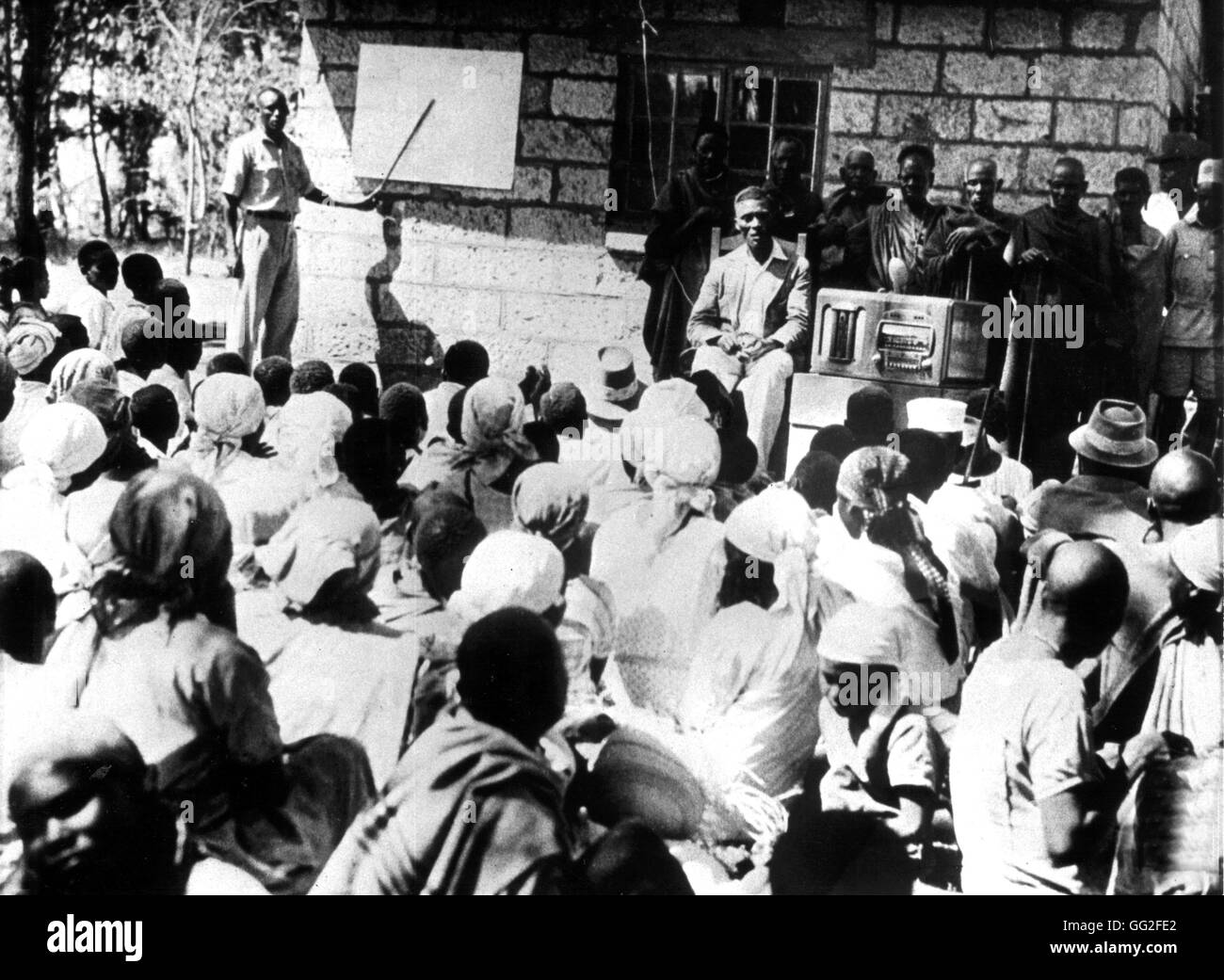 In Africa la gente ascolta collettivamente alla radio per avere notizie dalla guerra. Africa - Seconda Guerra Mondiale Foto Stock