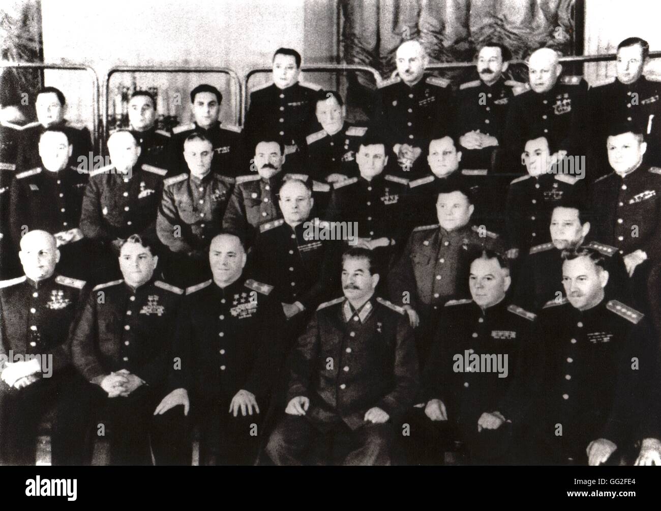 Stalin, a Mosca, tra i commissari e i generali. Nella prima riga, dalla l. r.: esegue il marshalling Koniev, Wassilevski, Joukov, Stalin maresciallo Vorochilov e Bulganin generale 1945 U.R.S.S. Foto Stock