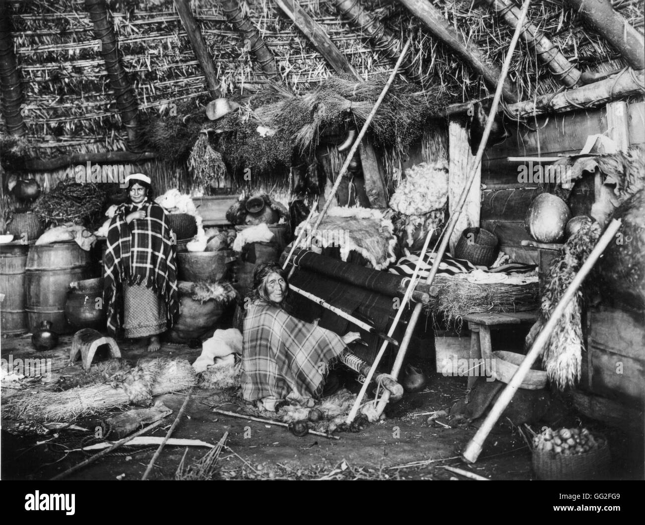 A sud del Cile, Araucans tribù, donne tessitura c.1895-1900 Cile Parigi. Bibliothèque nationale Foto Stock