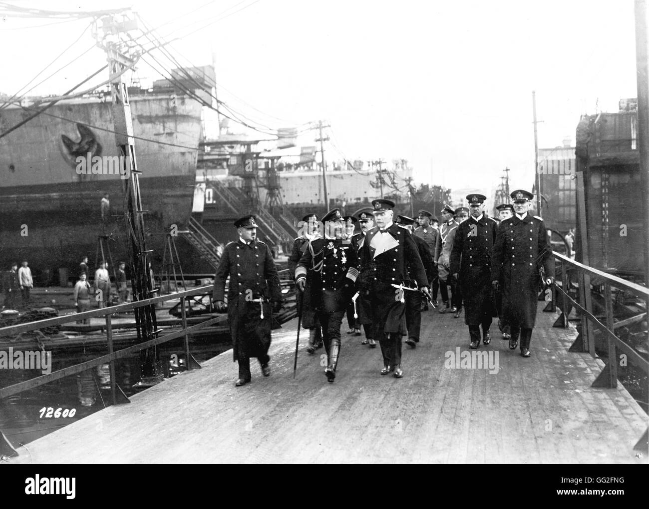 Première Guerre mondiale. L'imperatore Guglielmo II presso la base navale di Kiel, visitando il dock. Al suo fianco, vice ammiraglio von Henkel-Gebhardi. Foto Stock
