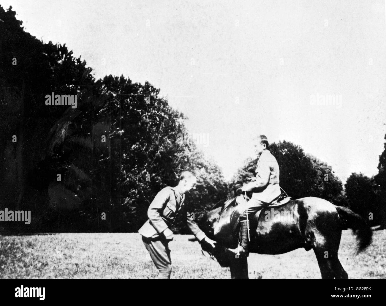 La prima guerra mondiale un maggiore britannico di dare una lezione di equitazione a Philippe de Hauteclocque, futuro generale Leclerc ed eroe della Seconda Guerra Mondiale. Foto Stock