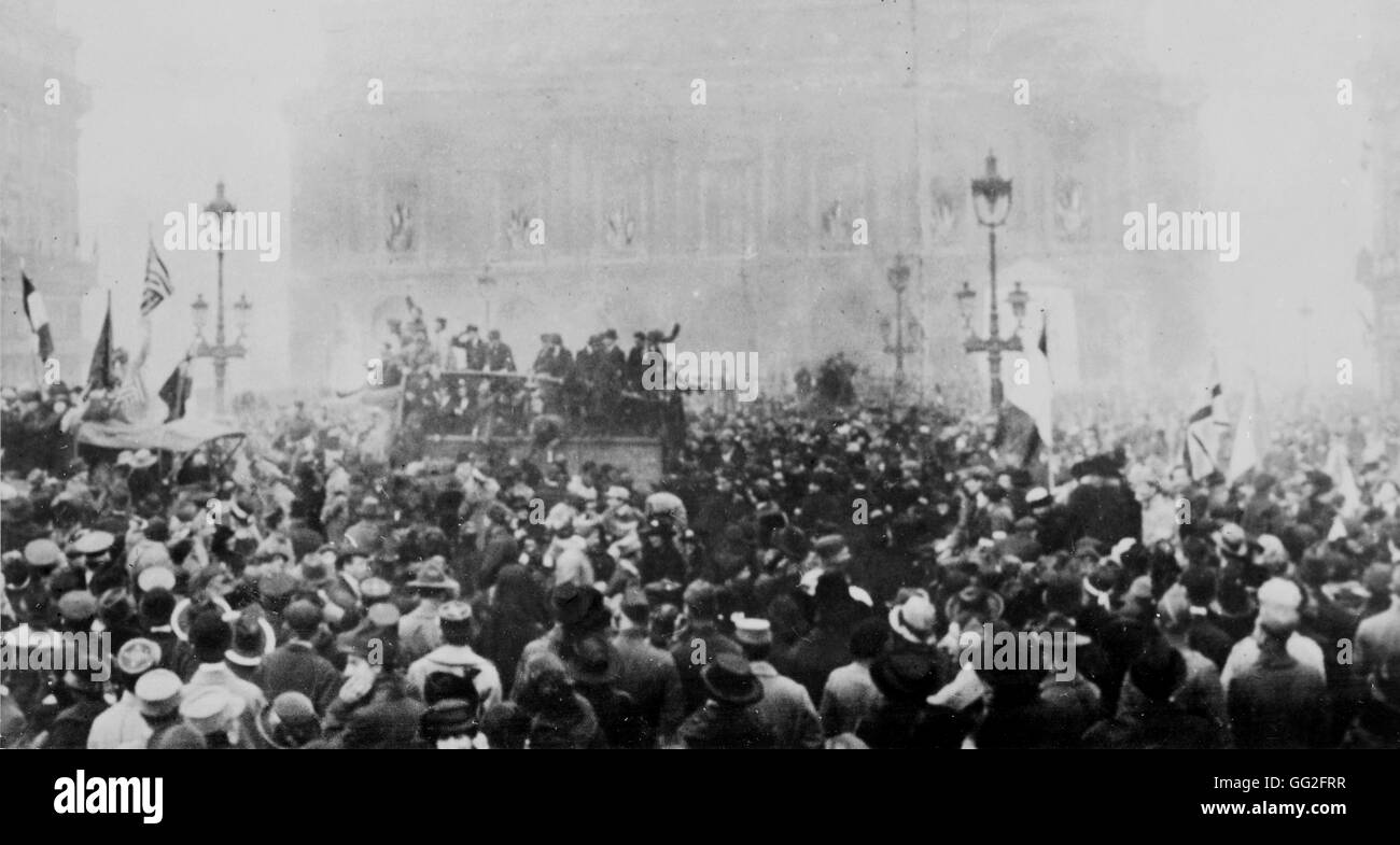 La prima guerra mondiale. La folla esultante raccoglie a Place de l'Opéra di Parigi per l'armistizio del 11 novembre 1918. Foto Stock