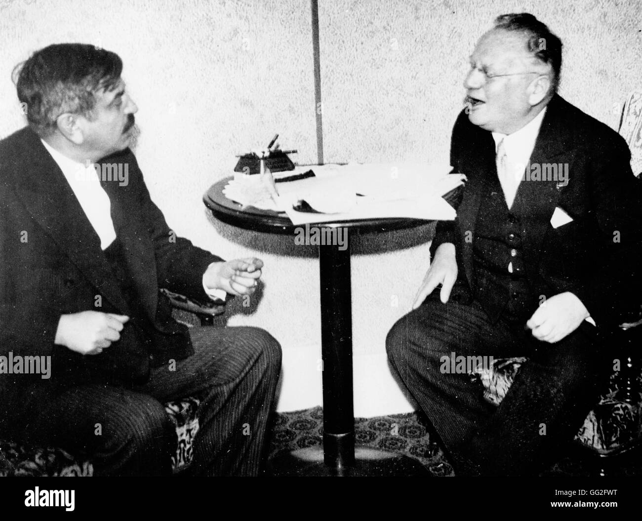 Interwar periodo. Pierre Laval e Maxim Litvinov al momento del patto Franco-Soviet. Foto Stock