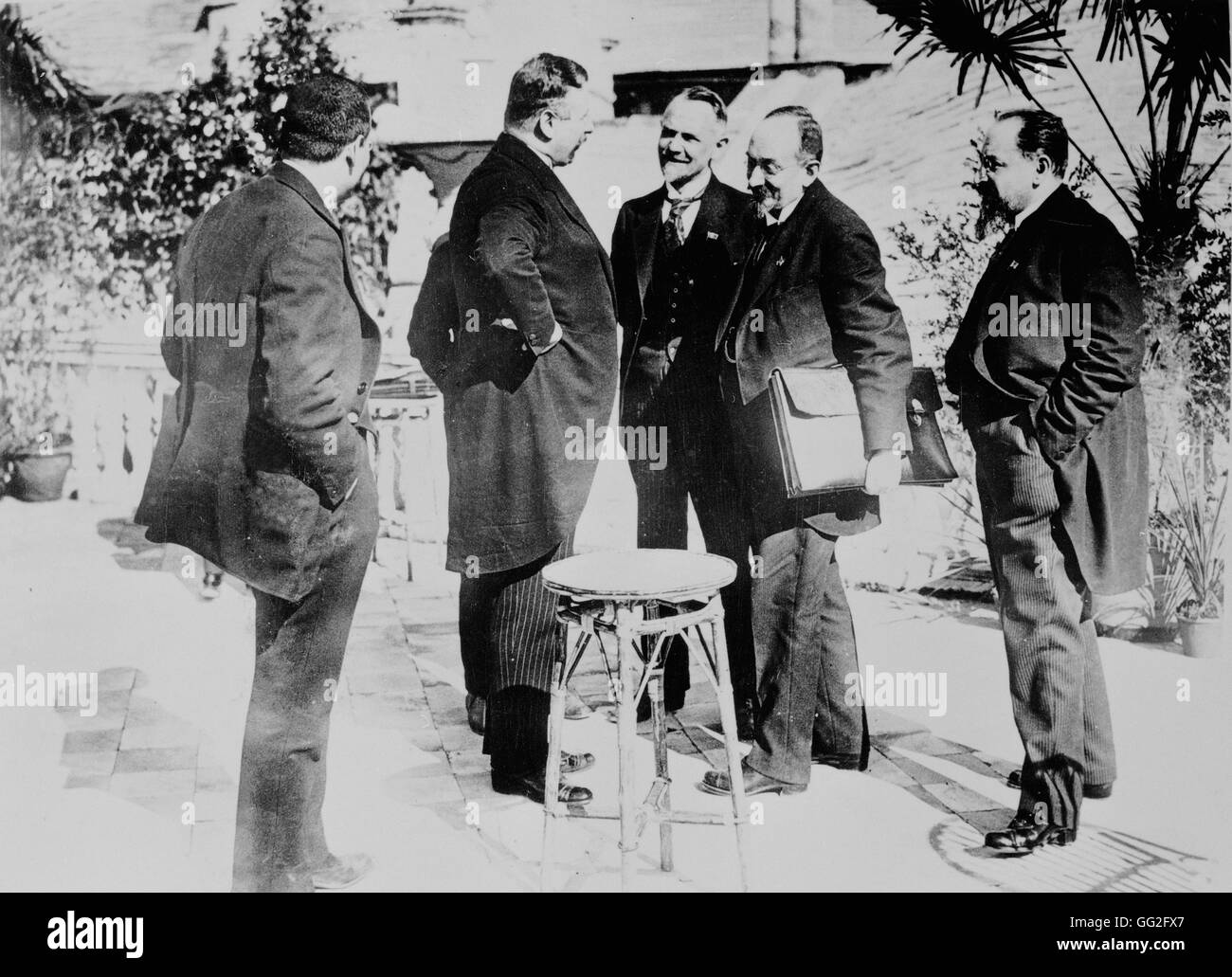 Interwar periodo. Il cancelliere tedesco Joseph Wirth, il delegato sovietico Grigorij Tchitchérine, Adolf Joffe e Leonid Krassine durante la conferenza di Genova. Tentativo di ampliare la diplomazia della lega della nazione. Foto Stock